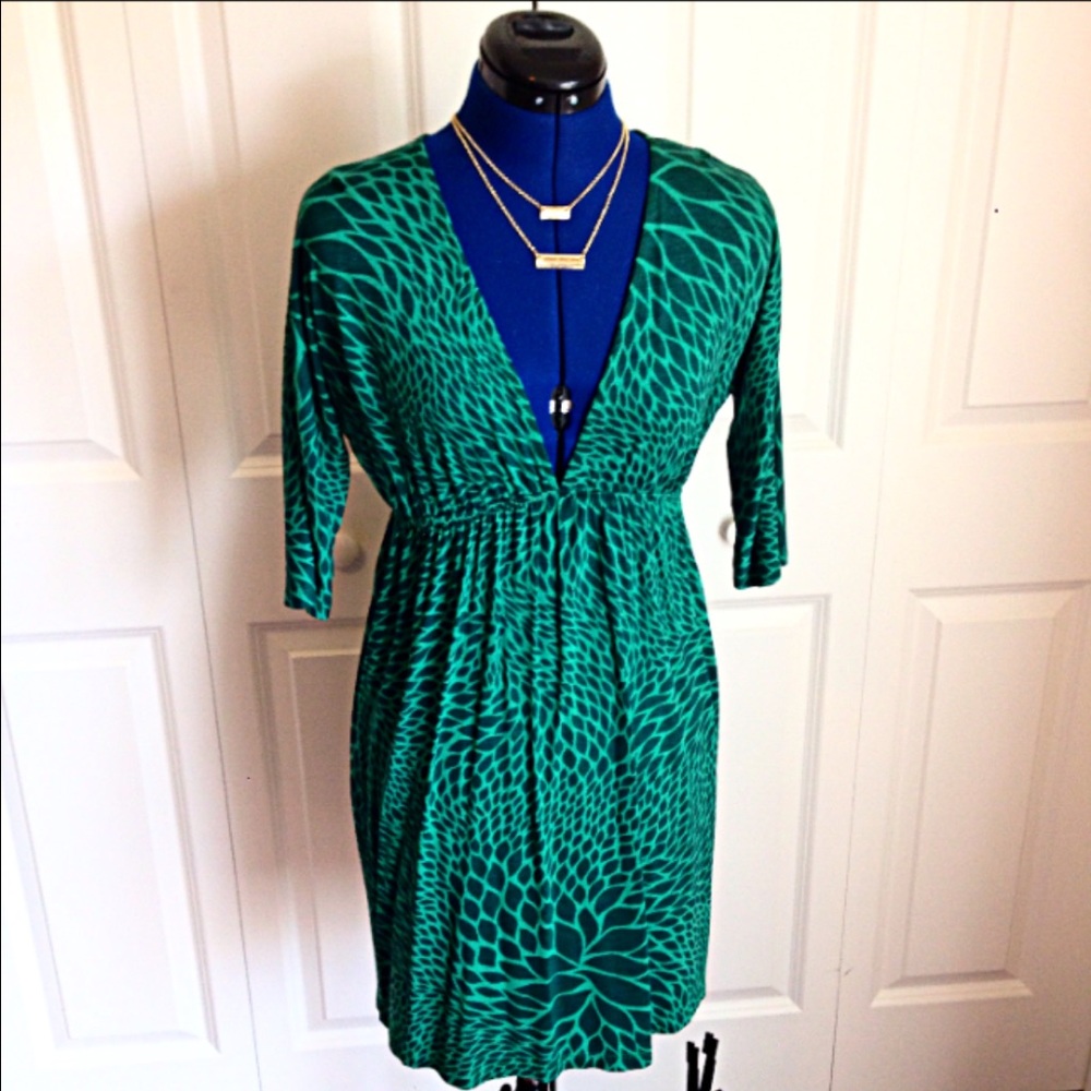 V-Neck Stretch Leaf Pattern Dress